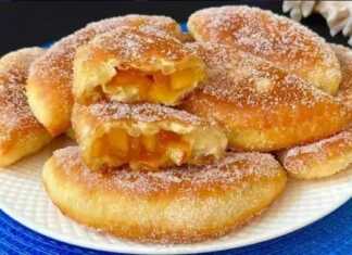 Χρυσαφένια μικρά Μηλοπιτάκια σε σχήμα μισοφέγγαρου, γεμισμένα με μήλο, πασπαλισμένα με ζάχαρη άχνη