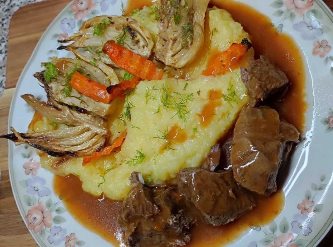 mosxaraki finokio Πιάτο με μοσχαράκι κοκκινιστό, πουρέ πατάτας και ψητό φινόκιο.