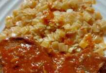 Μοσχάρι Κοκκινιστό με Μέλι και Κανέλα Πιάτο με ζουμερό κοκκινιστό μοσχάρι με πηχτή κόκκινη σάλτσα και χυλοπίτες ανακατεμένες με σάλτσα