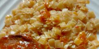 Πιάτο με ζουμερό κοκκινιστό μοσχάρι με πηχτή κόκκινη σάλτσα και χυλοπίτες ανακατεμένες με σάλτσα