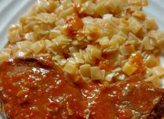 Πιάτο με ζουμερό κοκκινιστό μοσχάρι με πηχτή κόκκινη σάλτσα και χυλοπίτες ανακατεμένες με σάλτσα