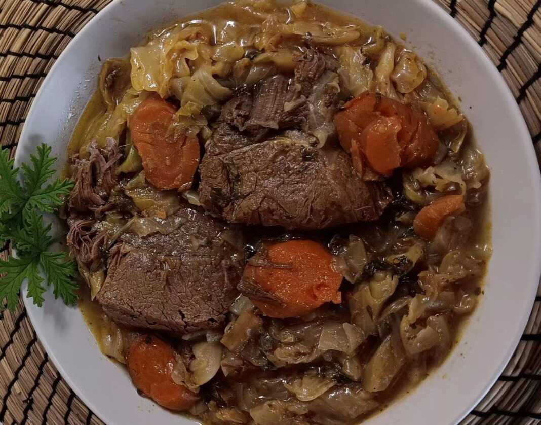 Χειμωνιάτικο πιάτο μοσχάρι (χτένι) με μαγειρεμένο λάχανο και σάλτσα ντομάτας