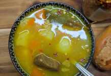 Μοσχαρόσουπα με Λαχανικά (Γρήγορη) Ζεστή μοσχαρόσουπα με κομμάτια μοσχαριού, καρότα, πατάτες και σέλινο, σερβιρισμένη σε μπολ με λίγο πιπέρι από πάνω