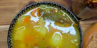 Ζεστή μοσχαρόσουπα με κομμάτια μοσχαριού, καρότα, πατάτες και σέλινο, σερβιρισμένη σε μπολ με λίγο πιπέρι από πάνω