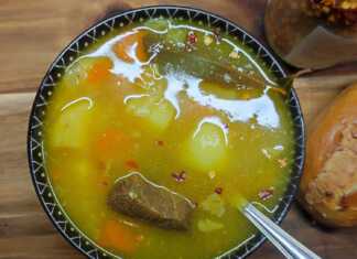 Ζεστή μοσχαρόσουπα με κομμάτια μοσχαριού, καρότα, πατάτες και σέλινο, σερβιρισμένη σε μπολ με λίγο πιπέρι από πάνω