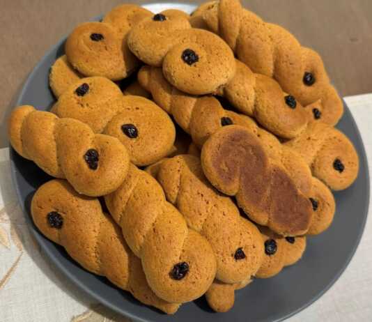 Αφράτα Μουστοκούλουρα ψημένα, τοποθετημένα σε πιατέλα