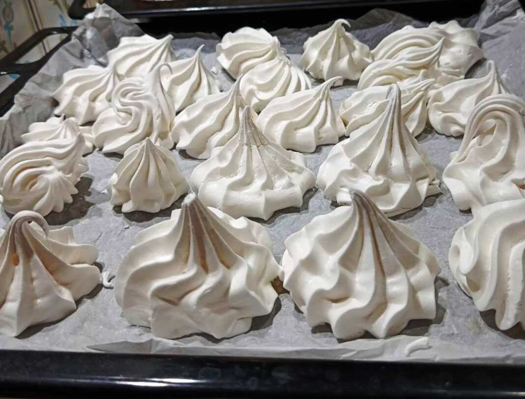 Αφράτοι μπεζέδες (μαρέγκες) σε σχήμα "φιλί" ή μικρού πύργου, τοποθετημένοι σε πιατέλα