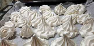 Αφράτοι μπεζέδες (μαρέγκες) σε σχήμα "φιλί" ή μικρού πύργου, τοποθετημένοι σε πιατέλα