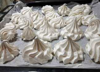 Αφράτοι μπεζέδες (μαρέγκες) σε σχήμα "φιλί" ή μικρού πύργου, τοποθετημένοι σε πιατέλα