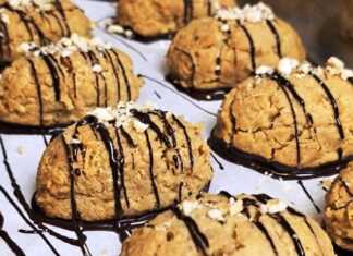 Τραγανά στρογγυλά μπισκότα με ταχίνι και κανταΐφι, βουτηγμένα στη λιωμένη μαύρη κουβερτούρα και πασπαλισμένα με τριμμένα φουντούκια