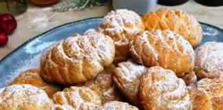 Εντυπωσιακά χιονισμένα μπισκότα σε σχήμα κουκουναριού, πασπαλισμένα με ζάχαρη άχνη, τοποθετημένα σε πιατέλα