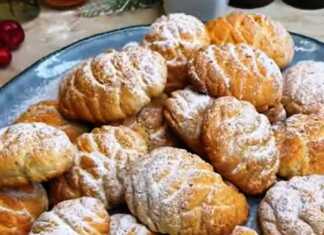 Εντυπωσιακά χιονισμένα μπισκότα σε σχήμα κουκουναριού, πασπαλισμένα με ζάχαρη άχνη, τοποθετημένα σε πιατέλα