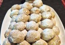 Μπισκότα με Λουκούμι και Γιαούρτι Μικρά λευκά μπισκοτάκια πασπαλισμένα με άχνη ζάχαρη, γεμιστά με ροζ λουκούμι, τοποθετημένα σε πιατέλα