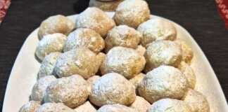 Μπισκότα με Λουκούμι και Γιαούρτι Μικρά λευκά μπισκοτάκια πασπαλισμένα με άχνη ζάχαρη, γεμιστά με ροζ λουκούμι, τοποθετημένα σε πιατέλα