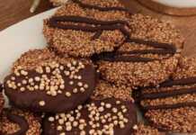 Στρογγυλά μπισκοτοπαστελάκια με σουσάμι και λιναρόσπορο, μερικά από τα οποία είναι βουτηγμένα σε πικρή σοκολάτα