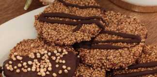 Στρογγυλά μπισκοτοπαστελάκια με σουσάμι και λιναρόσπορο, μερικά από τα οποία είναι βουτηγμένα σε πικρή σοκολάτα