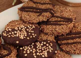 Στρογγυλά μπισκοτοπαστελάκια με σουσάμι και λιναρόσπορο, μερικά από τα οποία είναι βουτηγμένα σε πικρή σοκολάτα