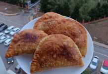 Τηγανητά μπουρέκια με κιμά σε σχήμα μισοφέγγαρου με χρυσαφένια εξωτερική επιφάνεια γεμάτη φυσαλίδες