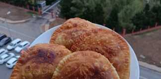 Τηγανητά μπουρέκια με κιμά σε σχήμα μισοφέγγαρου με χρυσαφένια εξωτερική επιφάνεια γεμάτη φυσαλίδες