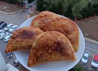 Τηγανητά μπουρέκια με κιμά σε σχήμα μισοφέγγαρου με χρυσαφένια εξωτερική επιφάνεια γεμάτη φυσαλίδες