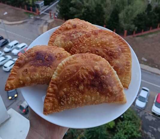 Τηγανητά μπουρέκια με κιμά σε σχήμα μισοφέγγαρου με χρυσαφένια εξωτερική επιφάνεια γεμάτη φυσαλίδες