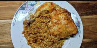 Ζουμερά μπουτάκια κοτόπουλου με κόκκινη πικάντικη κρούστα σερβιρισμένα με αρωματικό πλιγούρι από το ίδιο ταψί