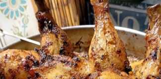 Μπουτάκια Κοτόπουλο Σούβλας στο φούρνο Τρία ζουμερά μπουτάκια κοτόπουλο σε σούβλα φούρνου, καλοψημένα με πάπρικα, τοποθετημένα πάνω από κυδωνάτες πατάτες