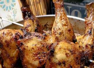 Τρία ζουμερά μπουτάκια κοτόπουλο σε σούβλα φούρνου, καλοψημένα με πάπρικα, τοποθετημένα πάνω από κυδωνάτες πατάτες