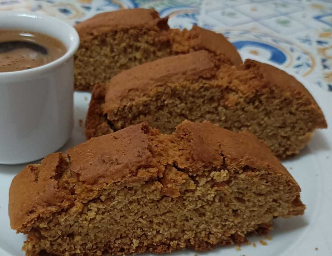 Τραγανά νηστίσιμα παξιμαδάκια, κομμένα σε φέτες, με χρυσαφένιο χρώμα και πασπαλισμένα με λίγη ζάχαρη ή κανέλα