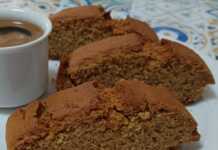 Τραγανά νηστίσιμα παξιμαδάκια, κομμένα σε φέτες, με χρυσαφένιο χρώμα και πασπαλισμένα με λίγη ζάχαρη ή κανέλα