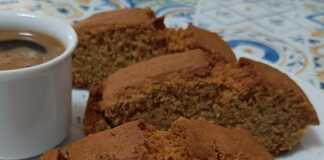 Τραγανά νηστίσιμα παξιμαδάκια, κομμένα σε φέτες, με χρυσαφένιο χρώμα και πασπαλισμένα με λίγη ζάχαρη ή κανέλα