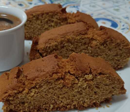 Τραγανά νηστίσιμα παξιμαδάκια, κομμένα σε φέτες, με χρυσαφένιο χρώμα και πασπαλισμένα με λίγη ζάχαρη ή κανέλα