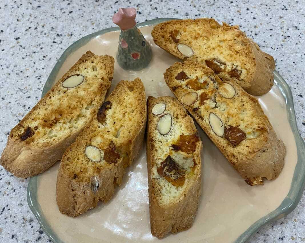 Διπλοφουρνιστά Χριστουγεννιάτικα Παξιμάδια (Cantuccini) κομμένα διαγώνια και γεμάτα με κομμάτια αμυγδάλου και βερίκοκου