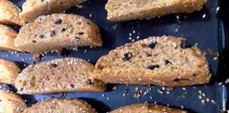 Χαραγμένα μπαστούνια από κουλουράκια μουστοκούλουρα (παξιμάδια) με σουσάμι και σταφίδες