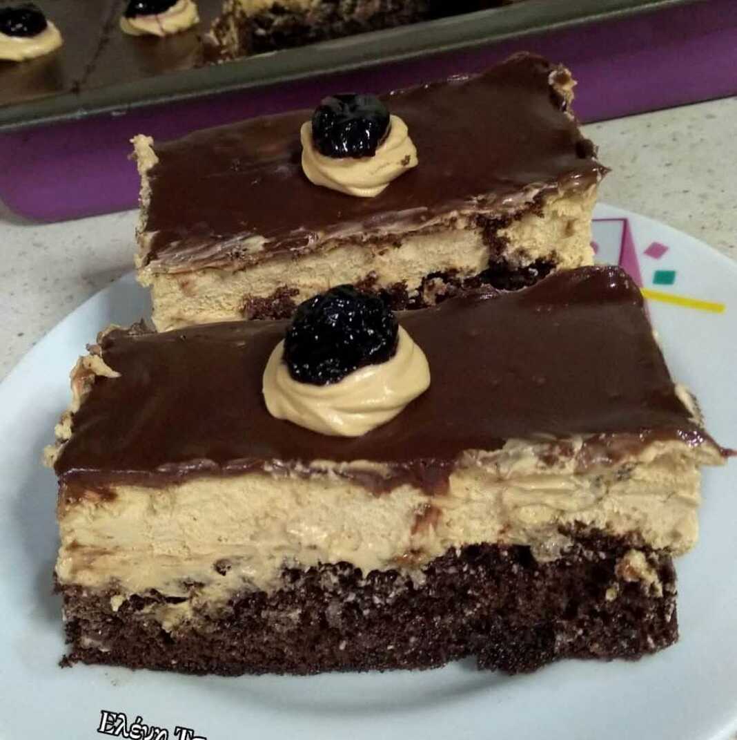 Κομμάτια από σοκολατένιο γλυκό με 3 στρώσεις: σιροπιαστό παντεσπάνι, κρέμα καραμέλα και γλάσο σοκολάτας