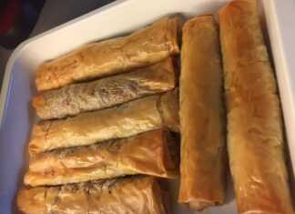 Εύκολες πιτούλες με κιμά και γιαούρτι, ψημένες σε ταψί με χρυσαφένια και τραγανή κρούστα