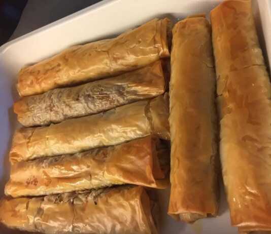 Εύκολες πιτούλες με κιμά και γιαούρτι, ψημένες σε ταψί με χρυσαφένια και τραγανή κρούστα