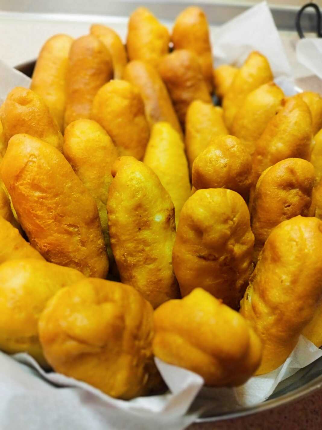 Τηγανητά ποντιακά πιροσκί σε πιάτο, χρυσαφένια και γεμισμένα με πουρέ πατάτας