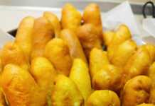 Τηγανητά ποντιακά πιροσκί σε πιάτο, χρυσαφένια και γεμισμένα με πουρέ πατάτας