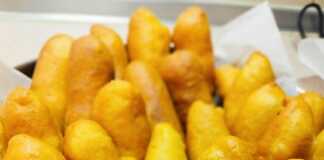 Τηγανητά ποντιακά πιροσκί σε πιάτο, χρυσαφένια και γεμισμένα με πουρέ πατάτας