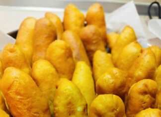 Τηγανητά ποντιακά πιροσκί σε πιάτο, χρυσαφένια και γεμισμένα με πουρέ πατάτας