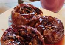 Μήλα Ψητά με Κόκκινο Κρασί και Κανέλα Τέσσερα σιγοψημένα μήλα στο ταψί, κομμένα στη μέση και γεμισμένα με καρύδια και σταφίδες, με σιρόπι από κόκκινο κρασί και κανέλα