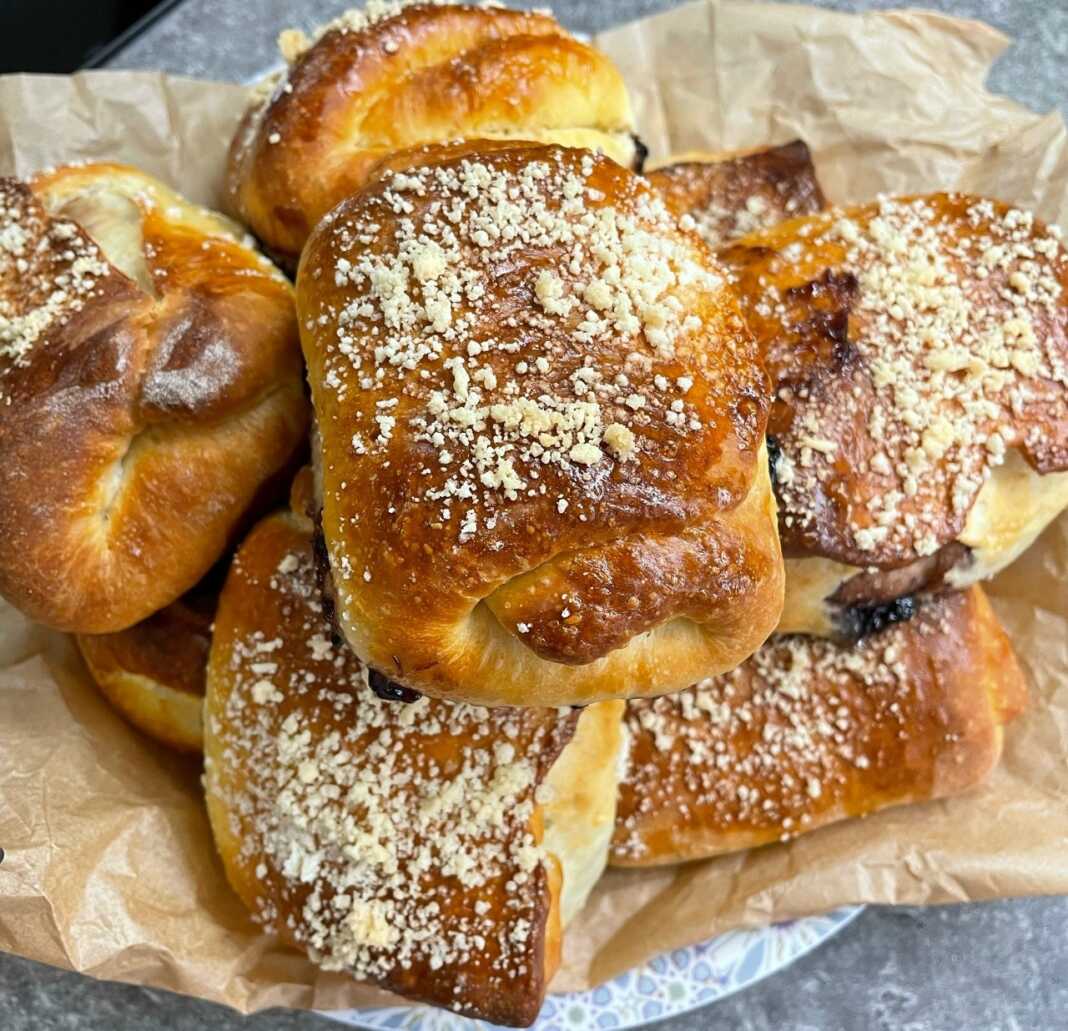 Αφράτα ψωμάκια Μπριός γεμιστά με μαρμελάδα, πασπαλισμένα με κρούστα από κροκαν και ψημένα μέχρι να ροδίσουν