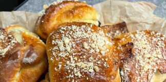 Αφράτα ψωμάκια Μπριός γεμιστά με μαρμελάδα, πασπαλισμένα με κρούστα από κροκαν και ψημένα μέχρι να ροδίσουν