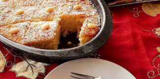 Κομμάτια από σιροπιαστό ρεβανί με τριμμένο ινδοκάρυδο και ξύσμα πορτοκαλιού σε πιατέλα