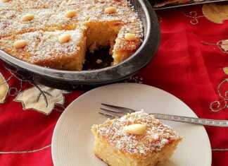 Κομμάτια από σιροπιαστό ρεβανί με τριμμένο ινδοκάρυδο και ξύσμα πορτοκαλιού σε πιατέλα