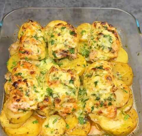 Ρολά στήθους κοτόπουλου γεμισμένα με τυρί και μαϊντανό, ψημένα σε ταψί με πατάτες σε φέτες και περιχυμένα με λευκοκίτρινη σάλτσα