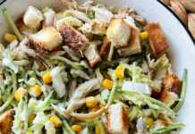 Νόστιμη Σαλάτα Κοτόπουλο Γιαούρτι Για Διατροφή Σαλάτα με κοτόπουλο, κινέζικο λάχανο, αγγούρι, καλαμπόκι και κρουτόν σε μπολ, με σως γιαουρτιού