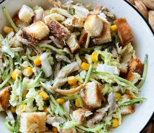 Νόστιμη Σαλάτα Κοτόπουλο Γιαούρτι Για Διατροφή Σαλάτα με κοτόπουλο, κινέζικο λάχανο, αγγούρι, καλαμπόκι και κρουτόν σε μπολ, με σως γιαουρτιού