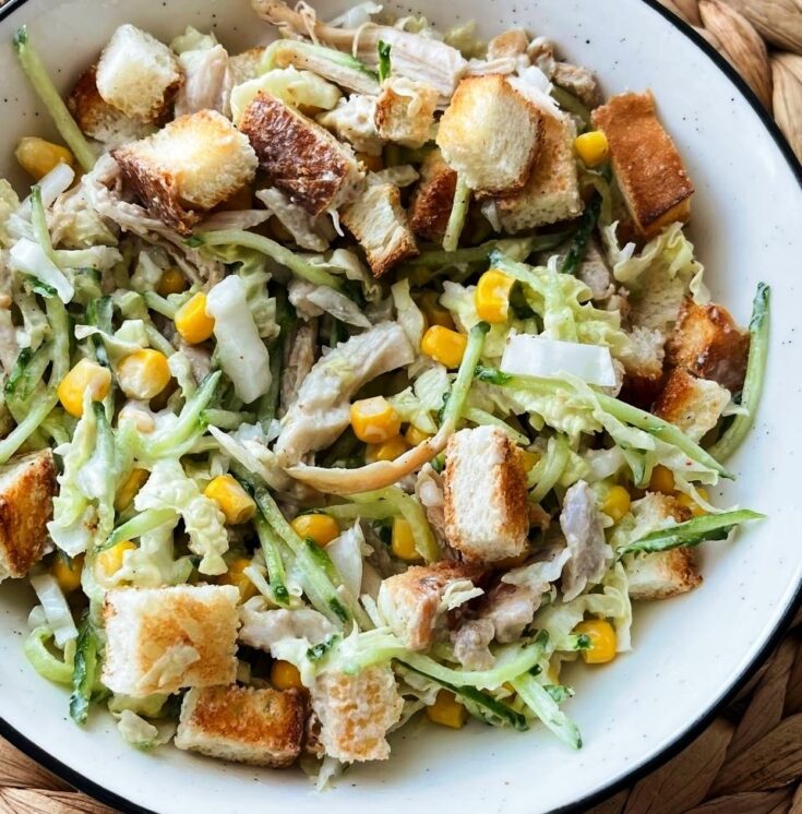 Σαλάτα με κοτόπουλο, κινέζικο λάχανο, αγγούρι, καλαμπόκι και κρουτόν σε μπολ, με σως γιαουρτιού